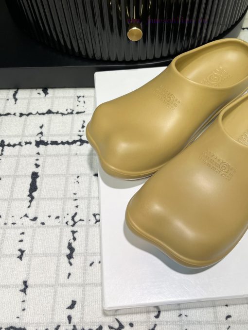 The design of the new 2024 model of MM6 digital logo pattern low heeled sandals is simply tor37vaaxq - Image 8