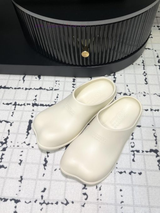 The design of the new 2024 model of MM6 digital logo pattern low heeled sandals is simply to58k3ye7p - Image 6