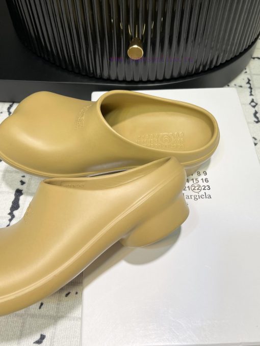 The design of the new 2024 model of MM6 digital logo pattern low heeled sandals is simply tor37vaaxq - Image 9