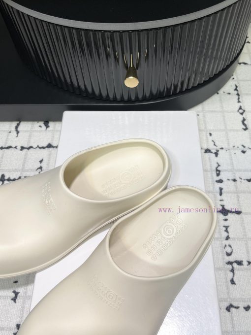 The design of the new 2024 model of MM6 digital logo pattern low heeled sandals is simply to58k3ye7p - Image 7
