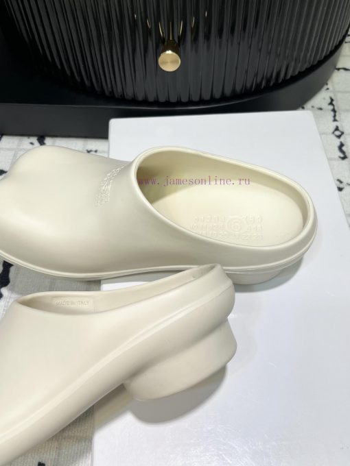 The design of the new 2024 model of MM6 digital logo pattern low heeled sandals is simply to58k3ye7p - Image 9