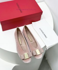 24ss FERRAGAMO new retro style flat witch shoes grandma shoesFerragamo's new witch shoes arebadktral