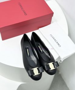 24ss FERRAGAMO new retro style flat witch shoes grandma shoesFerragamo's new witch shoes arekfigf9e5