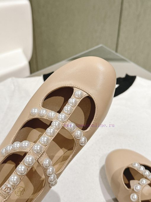 | ²⁰²4 𝐬𝐬  🤍🤎Chanel's latest pearl, Mary Jane, has a stylish look. It features a completelybbz27jnt - Image 6