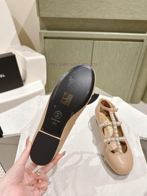 | ²⁰²4 𝐬𝐬  🤍🤎Chanel's latest pearl, Mary Jane, has a stylish look. It features a completelybbz27jnt - Image 7