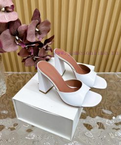Amina Muaddi2024's new Charlotte series high heels have sharp edges and slanted square headsaef264qm