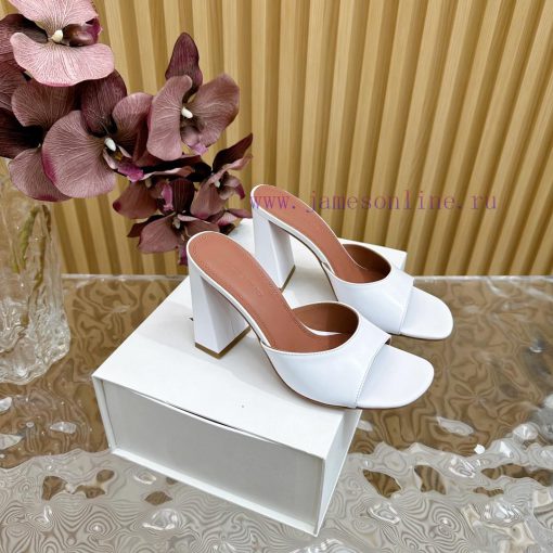 Amina Muaddi2024's new Charlotte series high heels have sharp edges and slanted square headsaef264qm