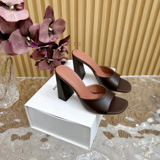 Amina Muaddi2024's new Charlotte series high heels have sharp edges and slanted square headsdfcu91z6 - Image 2