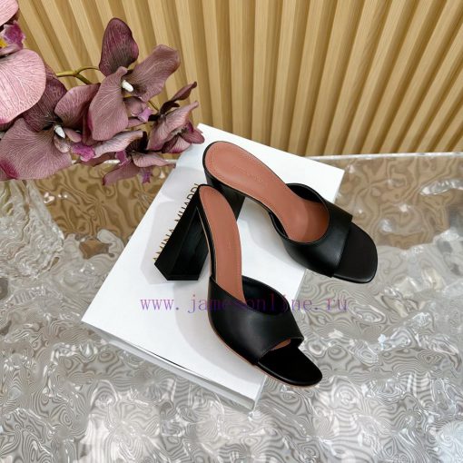 Amina Muaddi2024's new Charlotte series high heels have sharp edges and slanted square headsaryf55an