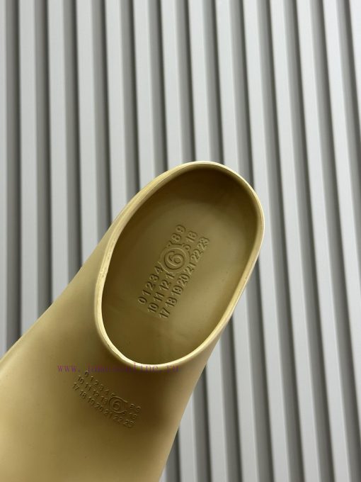 maisonmargiela ss24 newMM6 Magila rubber slippersThe perfect fusion of minimalism and indivi1935zil6 - Image 6