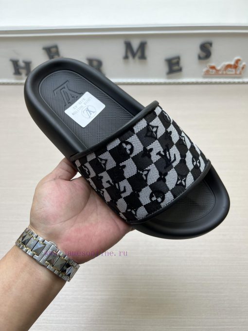 LV Louis Vuitton's popular men's slippers on the official website are now available for sale2rr2ry5b - Image 2