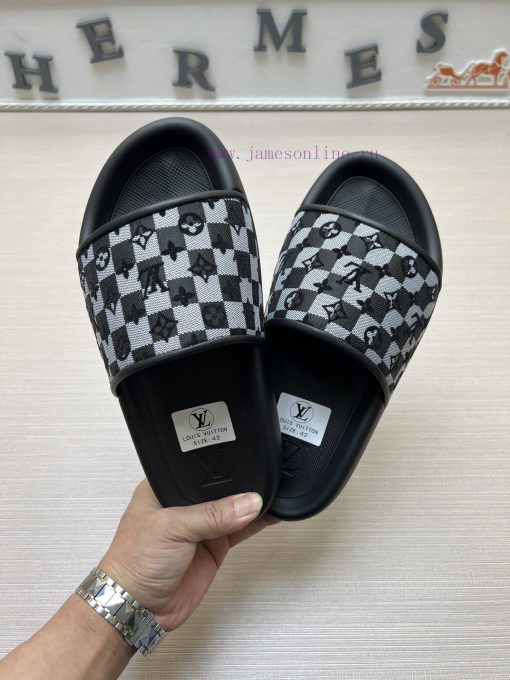 LV Louis Vuitton's popular men's slippers on the official website are now available for sale2rr2ry5b - Image 3