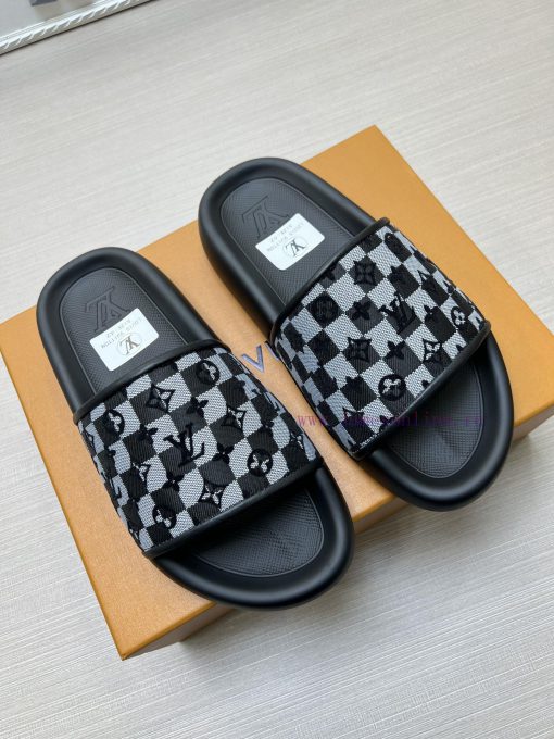 LV Louis Vuitton's popular men's slippers on the official website are now available for sale2rr2ry5b - Image 4