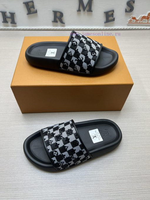 LV Louis Vuitton's popular men's slippers on the official website are now available for sale2rr2ry5b - Image 5