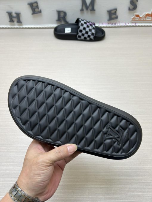LV Louis Vuitton's popular men's slippers on the official website are now available for sale2rr2ry5b - Image 10