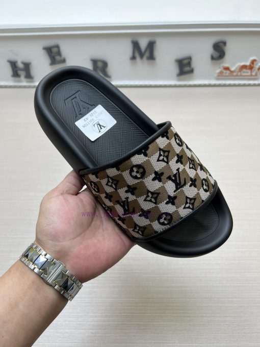 LV Louis Vuitton's popular men's slippers on the official website are now available for salem3dn2n0v - Image 2