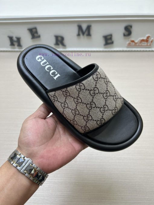 GucciGucci men's fashionable slippers are a must-have for spring and summer. The shoe surfack7nqocus