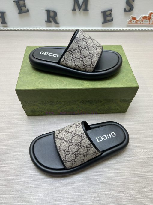 GucciGucci men's fashionable slippers are a must-have for spring and summer. The shoe surfack7nqocus - Image 5