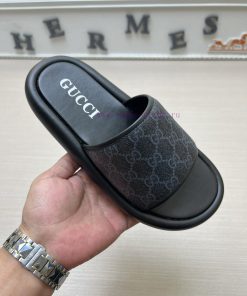 GucciGucci men's fashionable slippers are a must-have for spring and summer. The shoe surfackaugmf0z