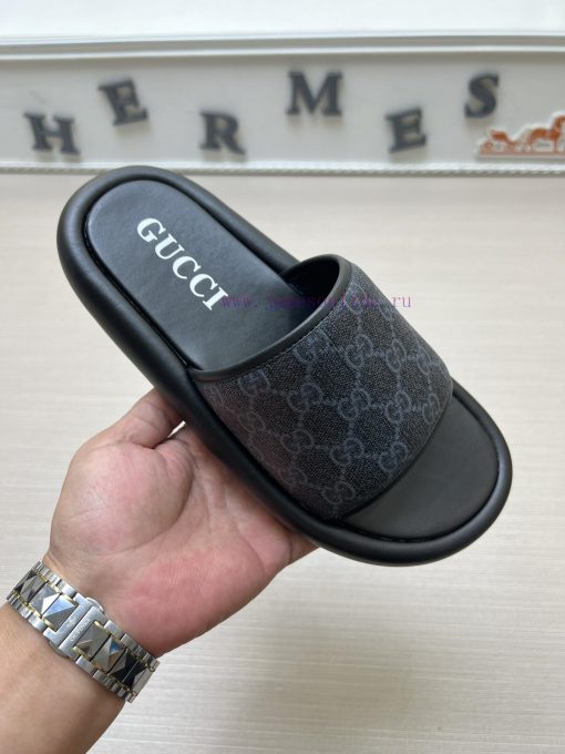GucciGucci men's fashionable slippers are a must-have for spring and summer. The shoe surfackaugmf0z