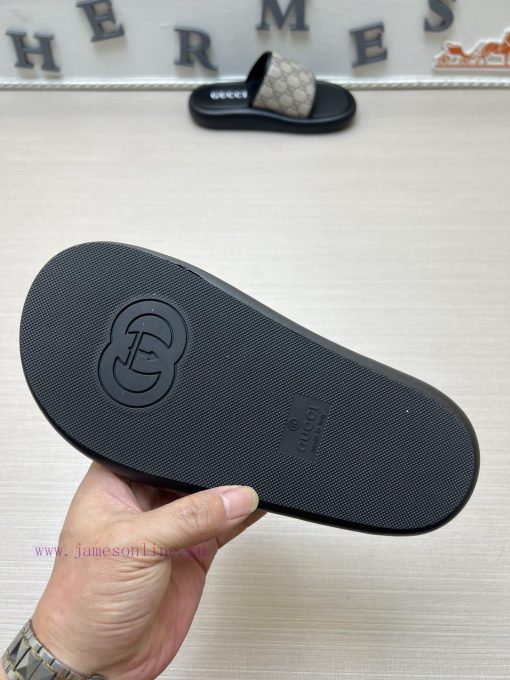 GucciGucci men's fashionable slippers are a must-have for spring and summer. The shoe surfack7nqocus - Image 10