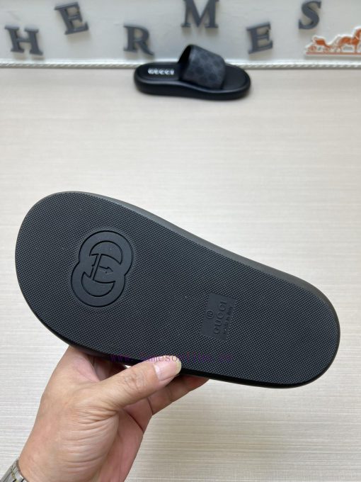 GucciGucci men's fashionable slippers are a must-have for spring and summer. The shoe surfackaugmf0z - Image 10