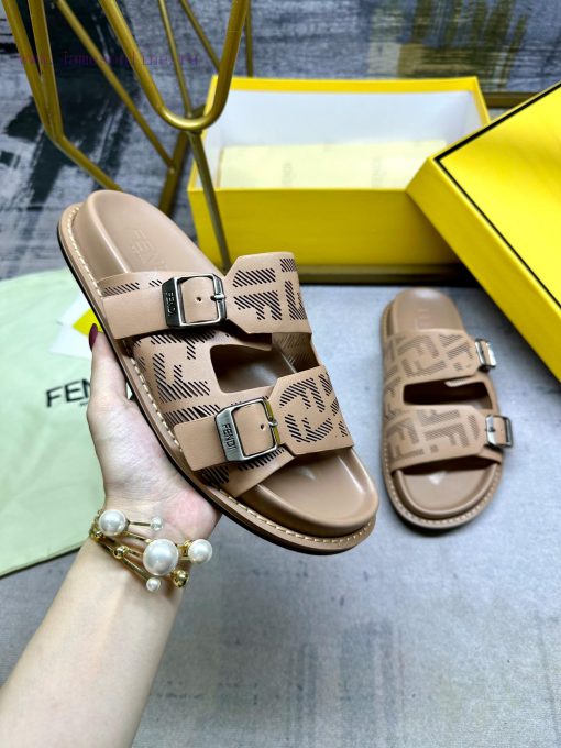FENDI's latest popular double strap flat bottom slippers, laser engraved FF pattern on brown8gu8b5nc - Image 2