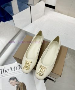 Burberry's classic plaid flat shoes are the least picky and age limited shoes to date. Everycbzl7bta