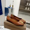 Burberry's classic plaid flat shoes are the least picky and age limited shoes to date. Everydgad4yh4