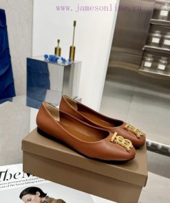 Burberry's classic plaid flat shoes are the least picky and age limited shoes to date. Everydgad4yh4