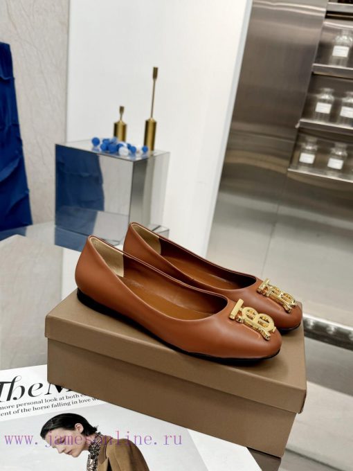 Burberry's classic plaid flat shoes are the least picky and age limited shoes to date. Everydgad4yh4 - Image 2
