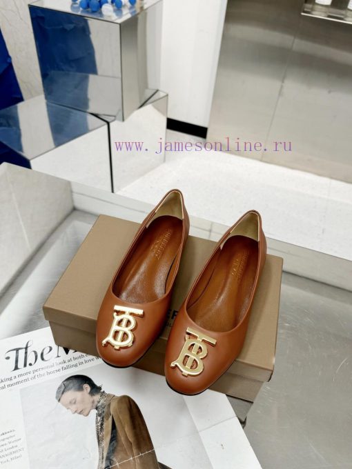 Burberry's classic plaid flat shoes are the least picky and age limited shoes to date. Everydgad4yh4 - Image 5
