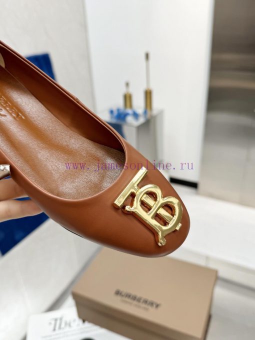 Burberry's classic plaid flat shoes are the least picky and age limited shoes to date. Everydgad4yh4 - Image 7