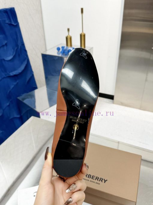 Burberry's classic plaid flat shoes are the least picky and age limited shoes to date. Everydgad4yh4 - Image 8