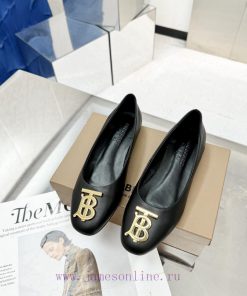 Burberry's classic plaid flat shoes are the least picky and age limited shoes to date. Everydw7dbifr