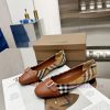 Burberry's classic plaid flat shoes are the least picky and age limited shoes to date. Everyoqrmke8b