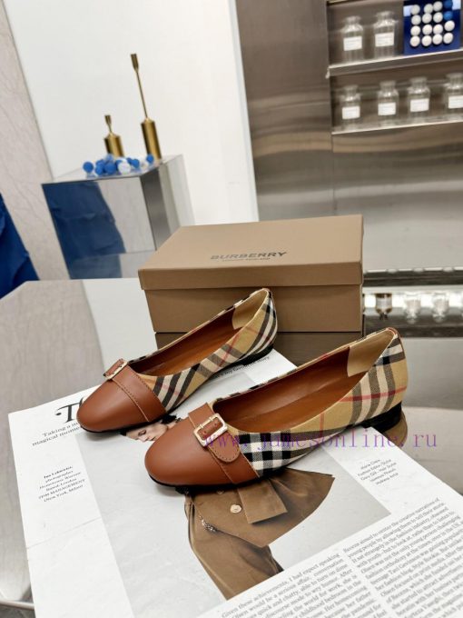Burberry's classic plaid flat shoes are the least picky and age limited shoes to date. Everyoqrmke8b