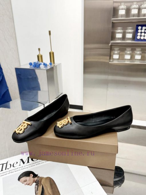 Burberry's classic plaid flat shoes are the least picky and age limited shoes to date. Everydw7dbifr - Image 3
