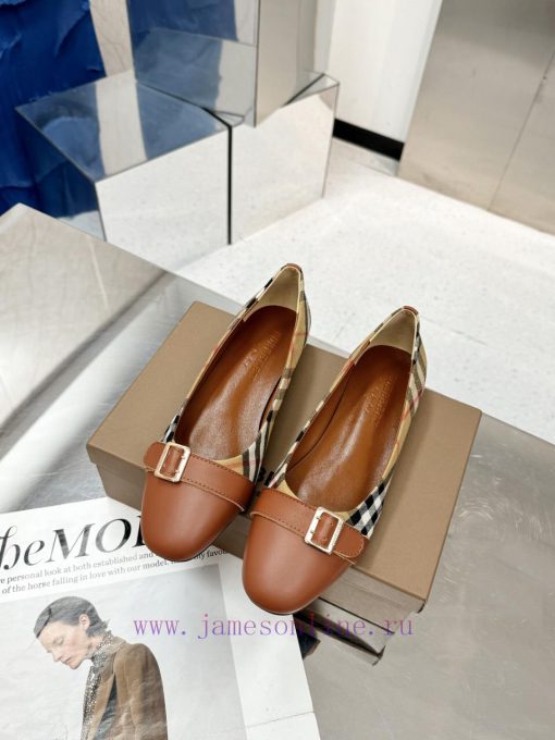 Burberry's classic plaid flat shoes are the least picky and age limited shoes to date. Everyoqrmke8b - Image 3
