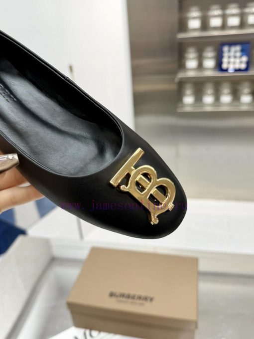 Burberry's classic plaid flat shoes are the least picky and age limited shoes to date. Everydw7dbifr - Image 5