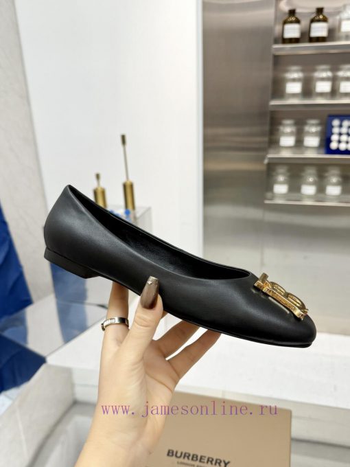 Burberry's classic plaid flat shoes are the least picky and age limited shoes to date. Everydw7dbifr - Image 7