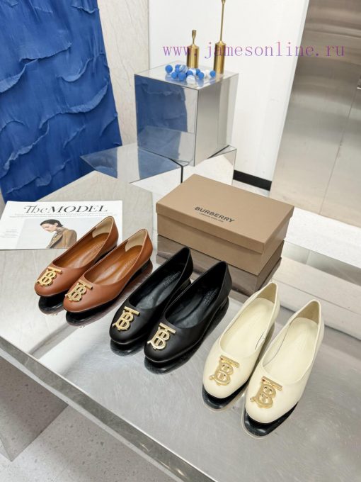 Burberry's classic plaid flat shoes are the least picky and age limited shoes to date. Everydw7dbifr - Image 8