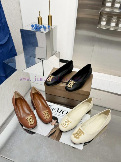 Burberry's classic plaid flat shoes are the least picky and age limited shoes to date. Everydw7dbifr - Image 9