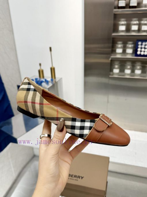 Burberry's classic plaid flat shoes are the least picky and age limited shoes to date. Everyoqrmke8b - Image 9