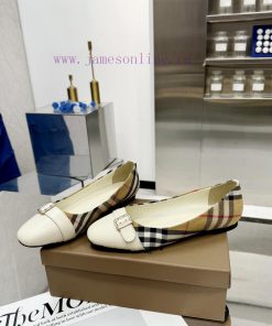 Burberry's classic plaid flat shoes are the least picky and age limited shoes to date. Every568ih5nh
