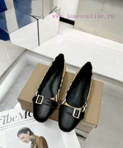 Burberry's classic plaid flat shoes are the least picky and age limited shoes to date. Everyy3oo75yj