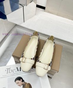 Burberry's classic plaid flat shoes are the least picky and age limited shoes to date. Everypo5sv1sk