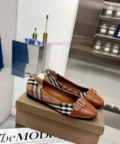 Burberry's classic plaid flat shoes are the least picky and age limited shoes to date. Everya24fm58c