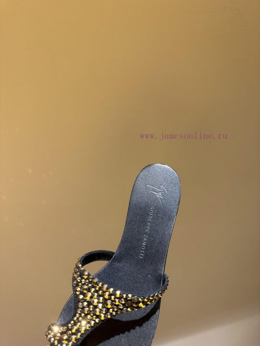 The mostGIUSEPPE ZANOTTI GZ's pair of rhinestone slippersThis series of slippers really give2p632l4t - Image 6