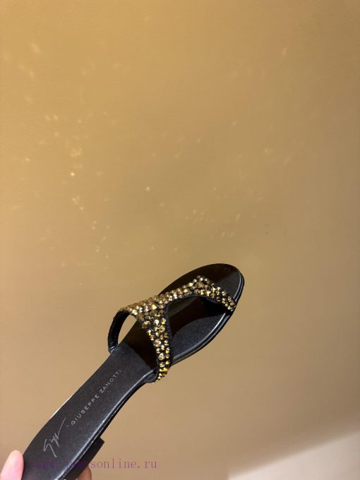 The mostGIUSEPPE ZANOTTI GZ's pair of rhinestone slippersThis series of slippers really give2p632l4t - Image 7